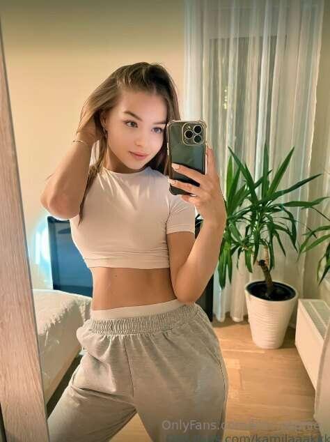 This horny babe @kamilaaakkk next door wile away the time wi..