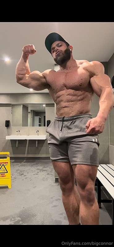 Caution huge beast in changing room 😜😈💪