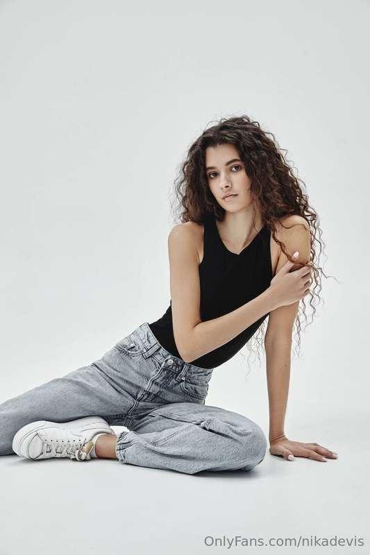 Creating a stylish image for a photo shoot is an important a..