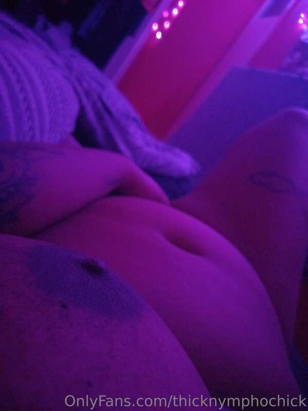 I like to keep my pussy shaven. 😏 but I am craving someone t..