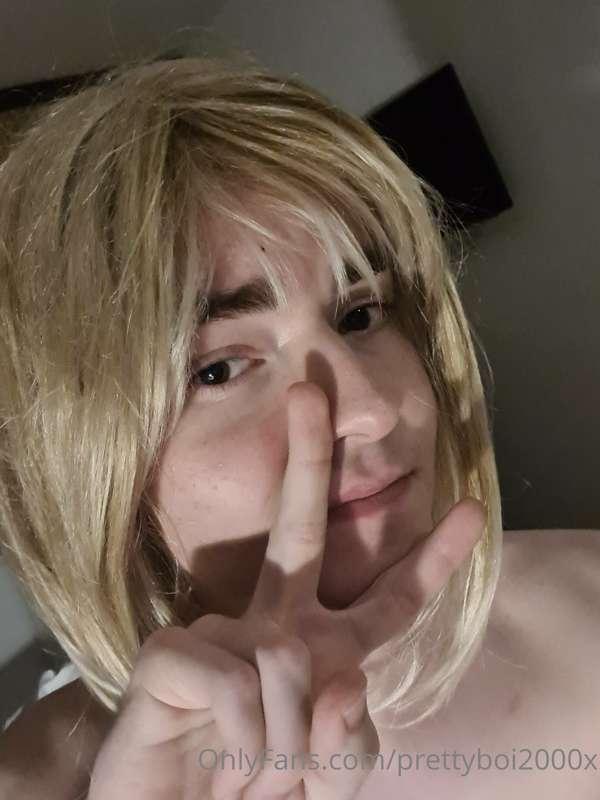 Do you think I look good in the blonde wig? 😖 I think I look..