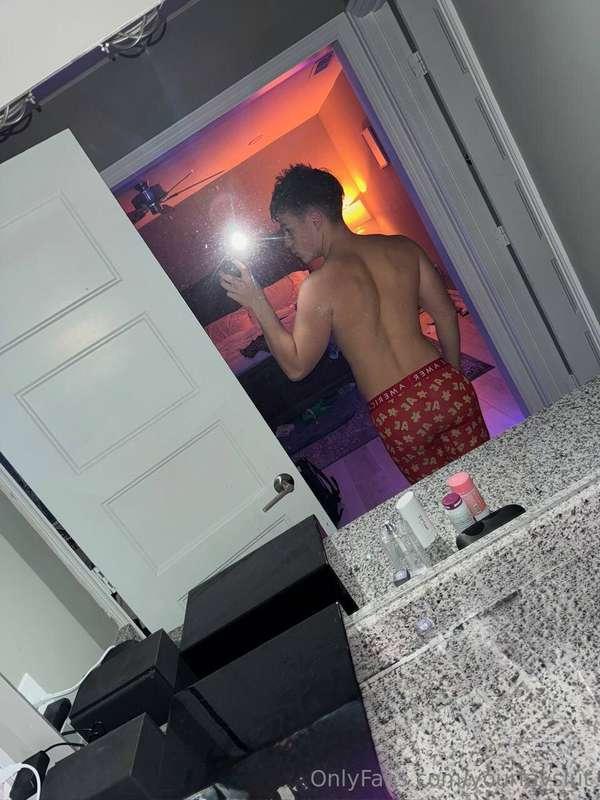 Excuse me pls look at my ass! 😏