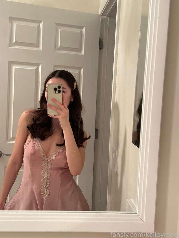 felt so pretty when i was getting ready for bed in my lacey little silk nightgown ☺️ i always wear nightgowns to bed cuz they're just so comfyy but it also makes for easy access hehe 🤭

#pokies #nobra #silk #nightgown #feminine #girly #girlfriend #gf #nomakeup #sleepover