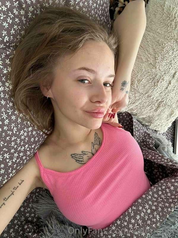 Still can't get out of my warm bed, will you be my blanket?🥰