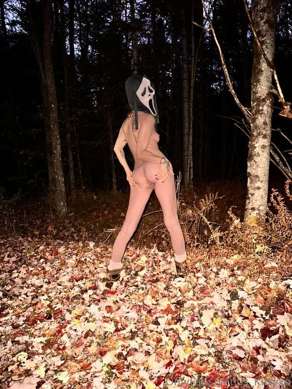 Cum n fuck my tight asshole in these woods 😘😈 I’ve been so n..