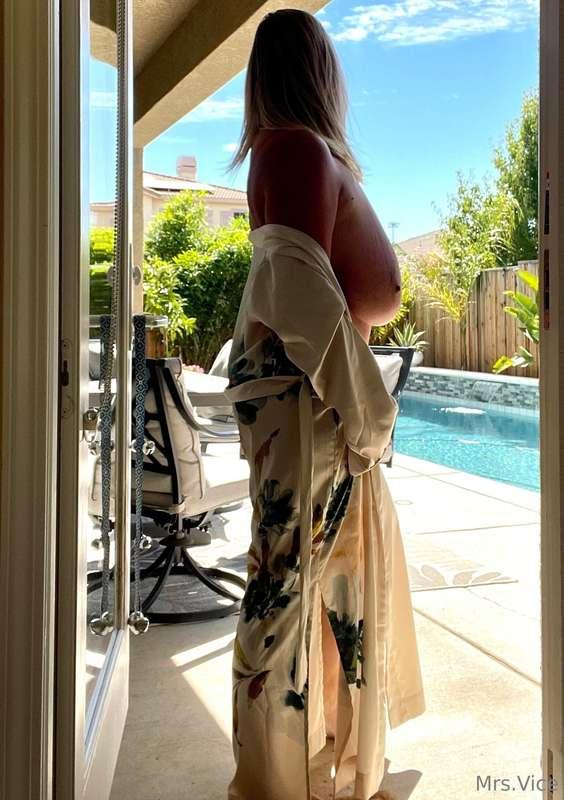 Because yall seem to like my robe… good morning yall!