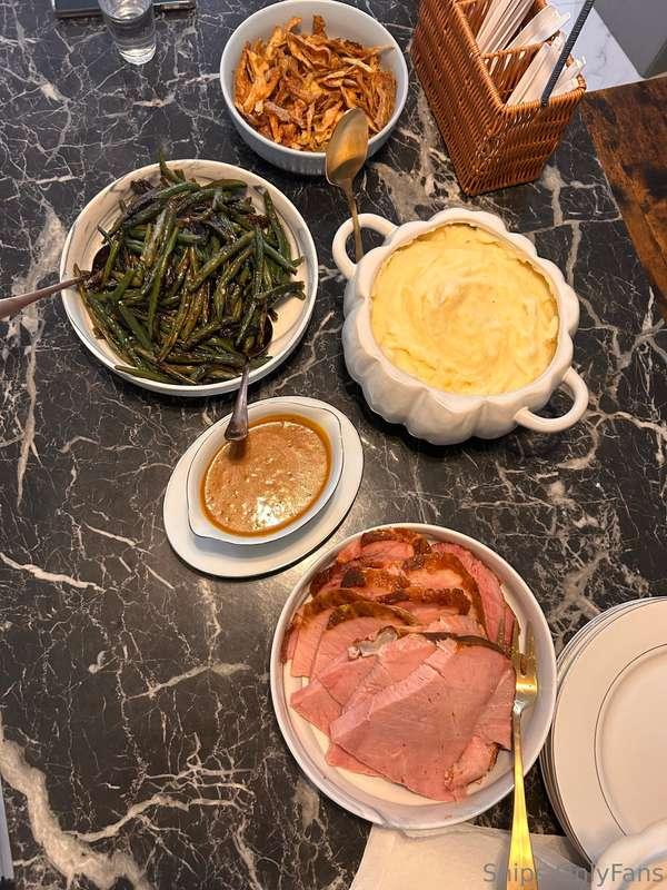 Thanksgiving spread almost as good as this pussy 😝 Happy Tha..