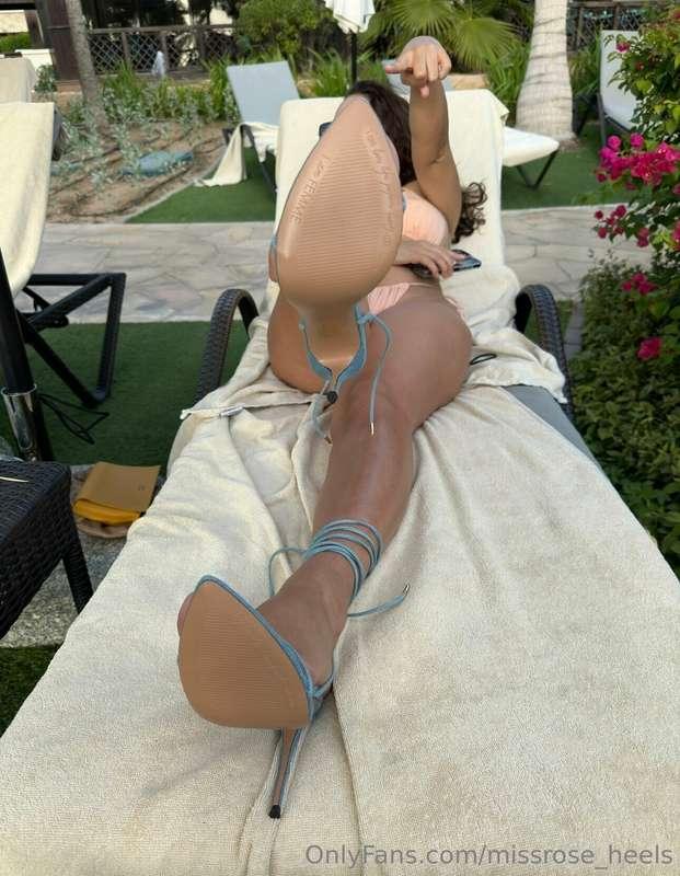 Bow down for my sweaty feet you cuckhold B! And lick the sol..
