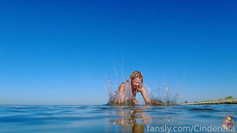 Pink Rabbit - Fun on the sand Part 7 (Photo)