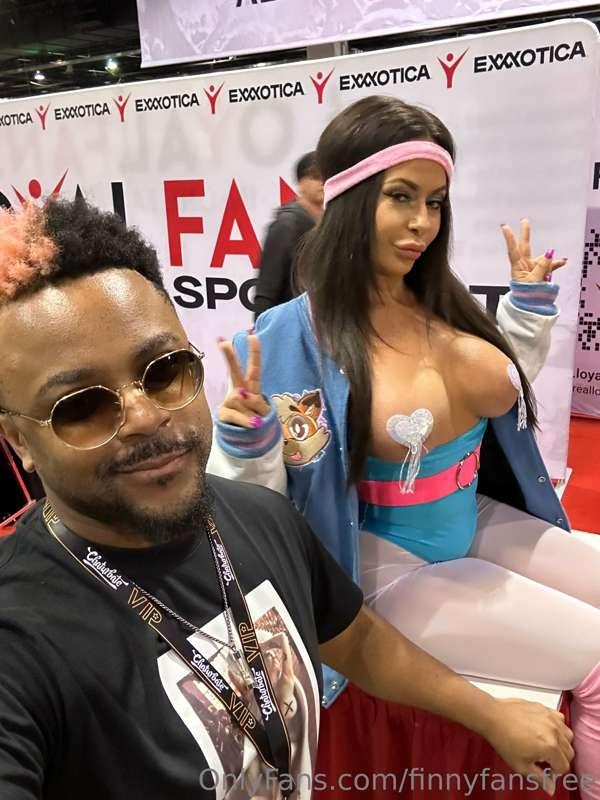 My Finny Fox looks great next to @kloutkiki perfect tits😊 Fo..