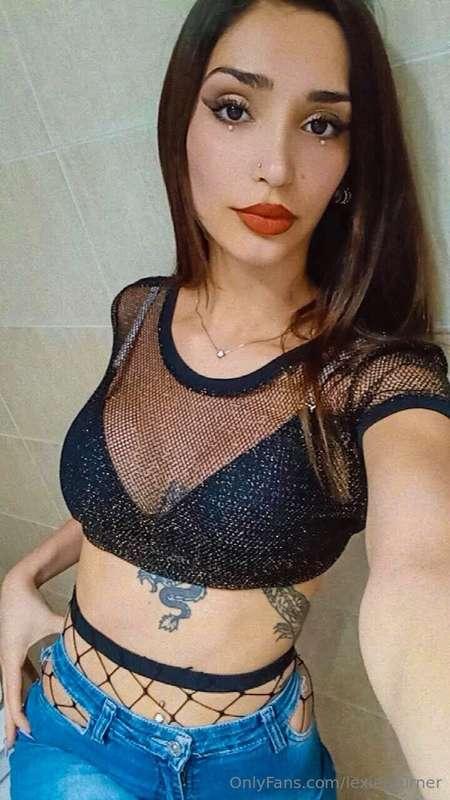 Love fishnet stocking and clothes 🖤