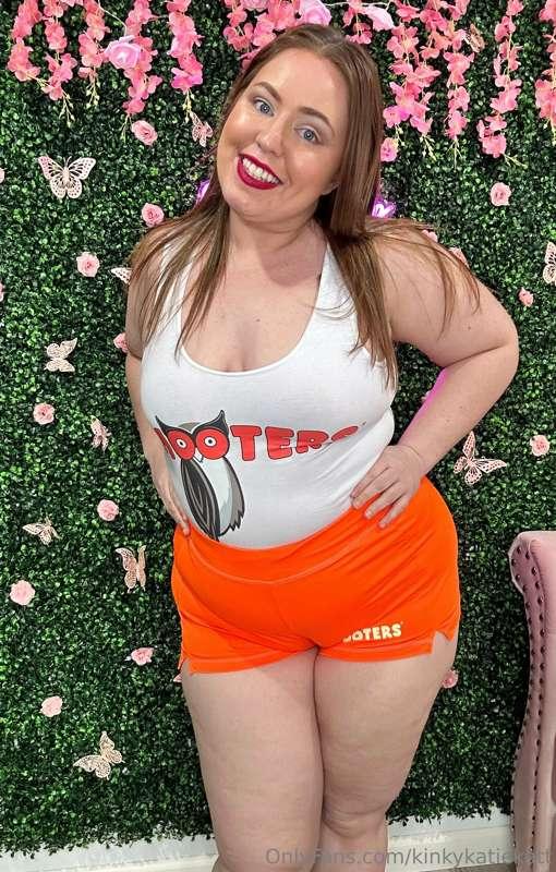 Hooters Makes you Happy... in more ways than one 🦉 🧡

Don't ..