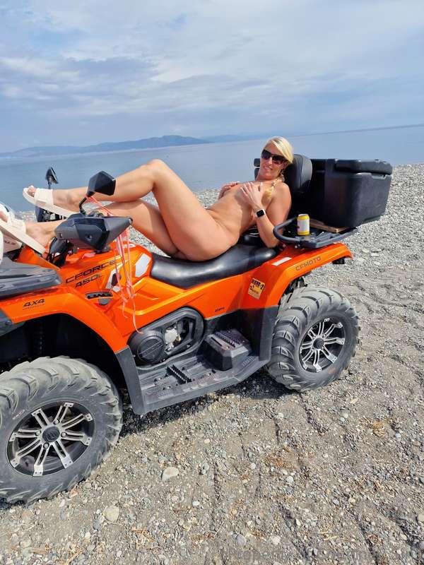 Fuck me so hard the neighbors will hear 😈