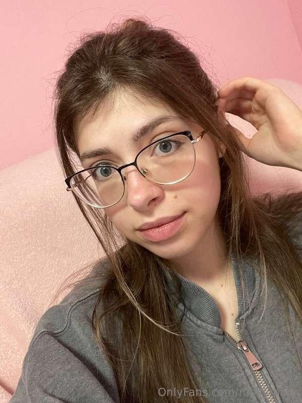 Your home girl 🎀 @maria_curie 🎀 she is waiting for you for a..