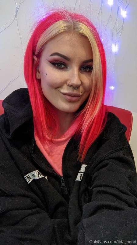 In different light this red can have a bit of pink shade and..