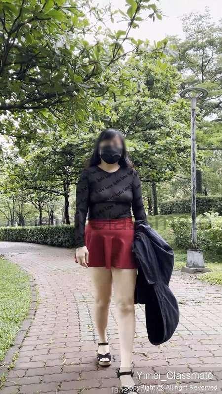 Transparent top + miniskirt, strolling in the park during the day~~
Fans do you think it looks better with a black skirt or a red skirt😍😍

透明上衣+超短裙,白天在公園內逛逛~~
粉絲們覺得搭黑裙還是紅裙好看呢😍😍