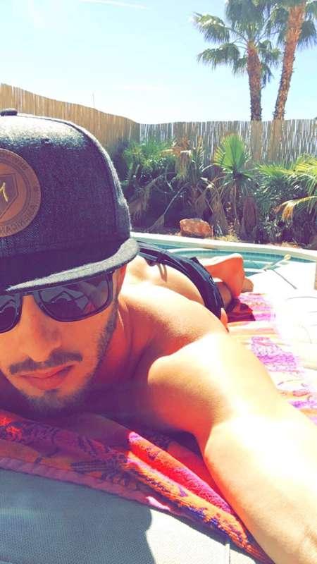 Posted by the pool #sundayfunday ☀️🍑
