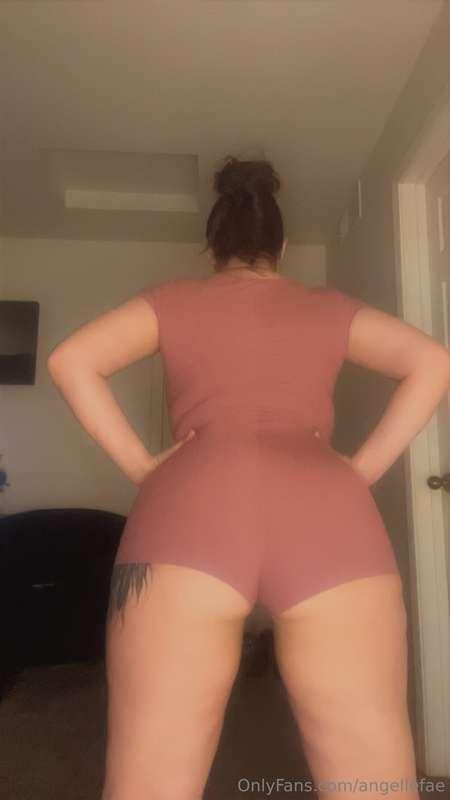 Imagine this fat ass coming down on your face👅