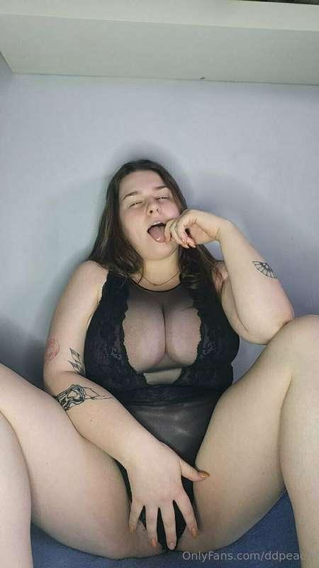 I'm waiting for a hard cock that I can ride 🤤