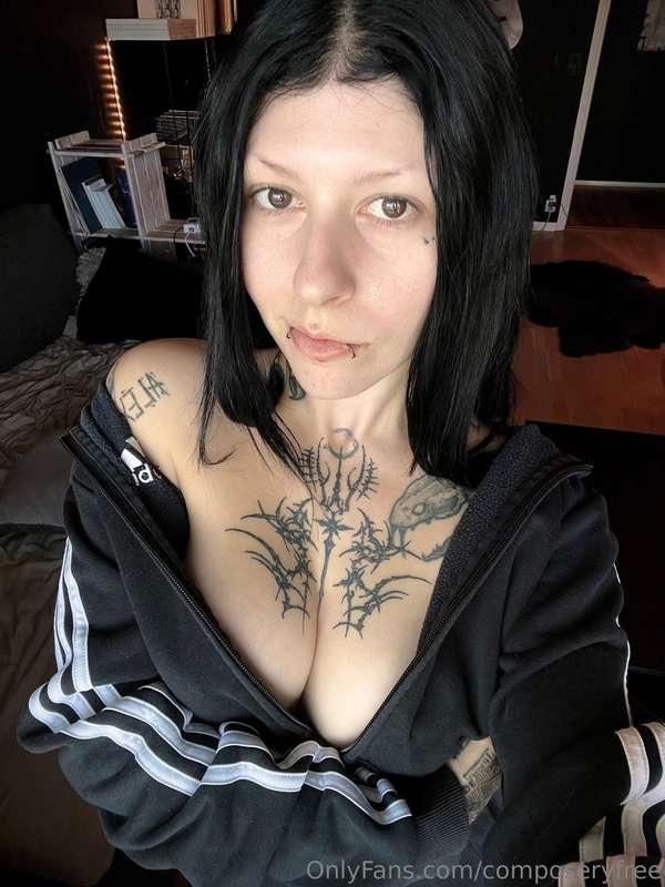 Spontaneous titty play 🥰