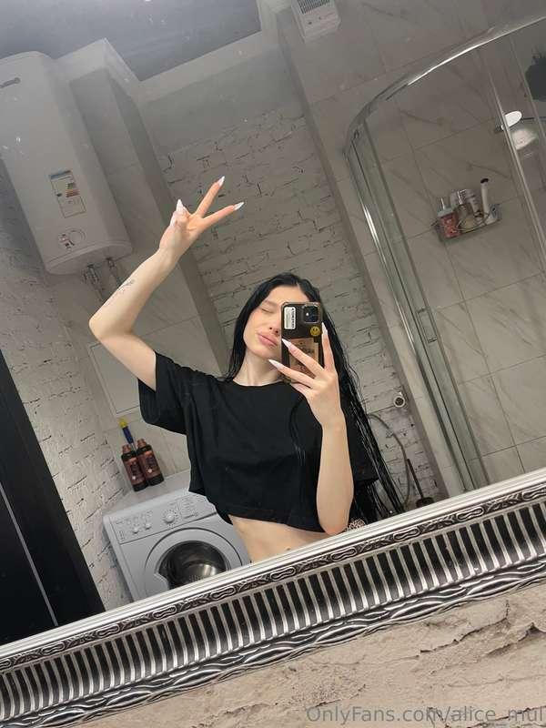 Peace, love, and mirror selfies ✌️🖤