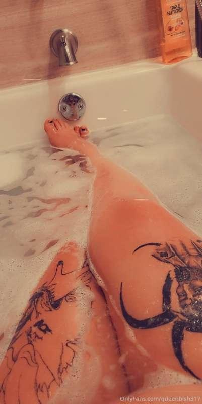 Need to repaint my nails 🥺 but God baths are amazin