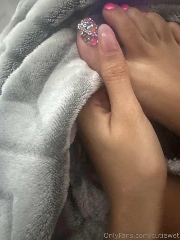 toes • pink with bling big toe 💘💘🙈😍💦