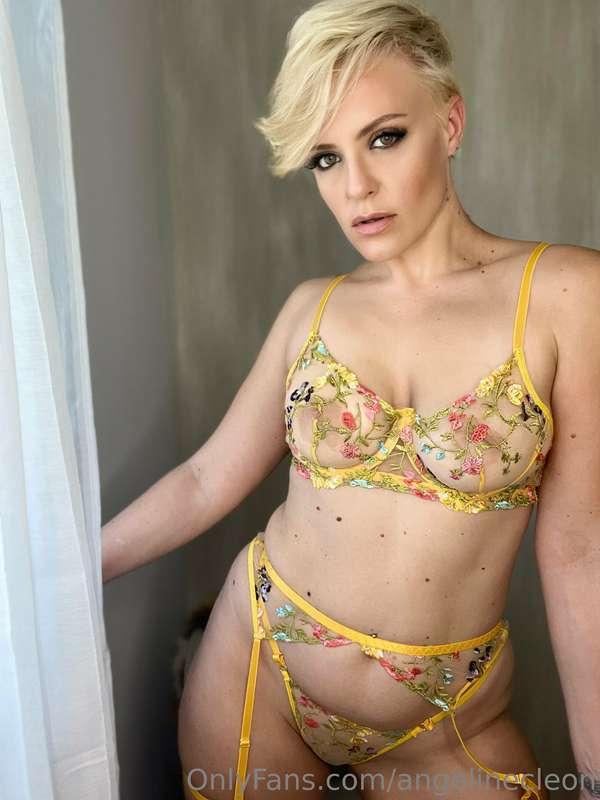 Happy Friday lovers 💛 this set is so damn sexy. What do you ..