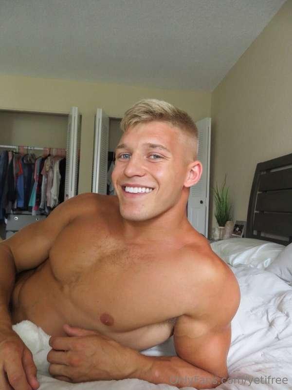 Do you like blond American muscle hunks? Then look no furthe..