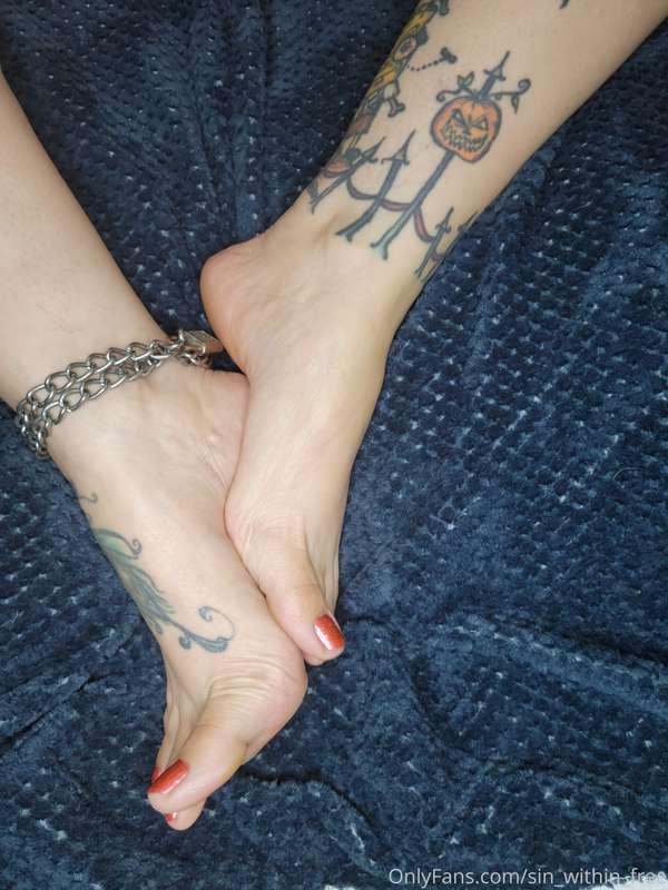 Shapely Halloween themed feet for you to lust over. Tip me. ..