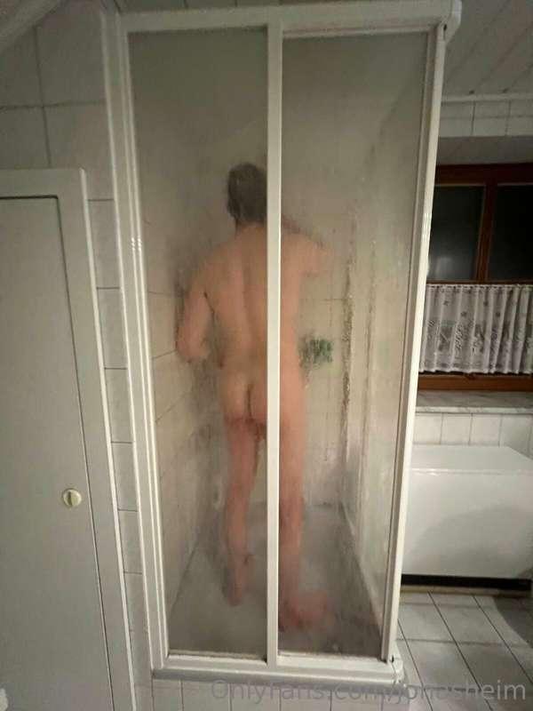 POV: you walk in and see me in the shower 
Would you join? 🧼