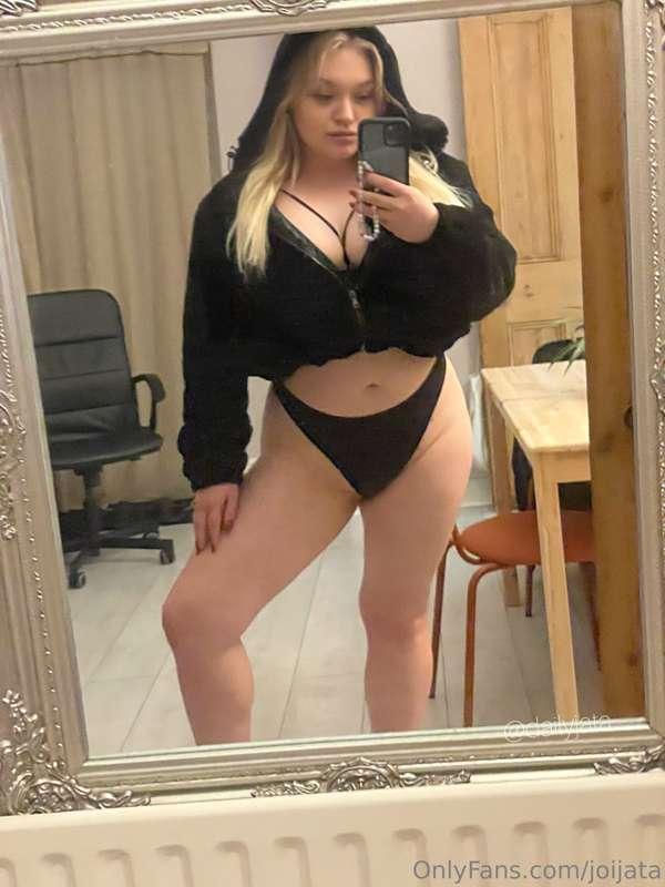 Want me to be your naughty Mrs Claus? 👀😈