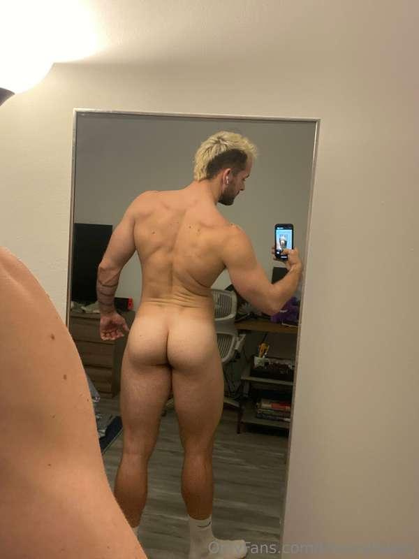 Somehow…I think my ass is getting bigger 🤯 happy #HumpDay!