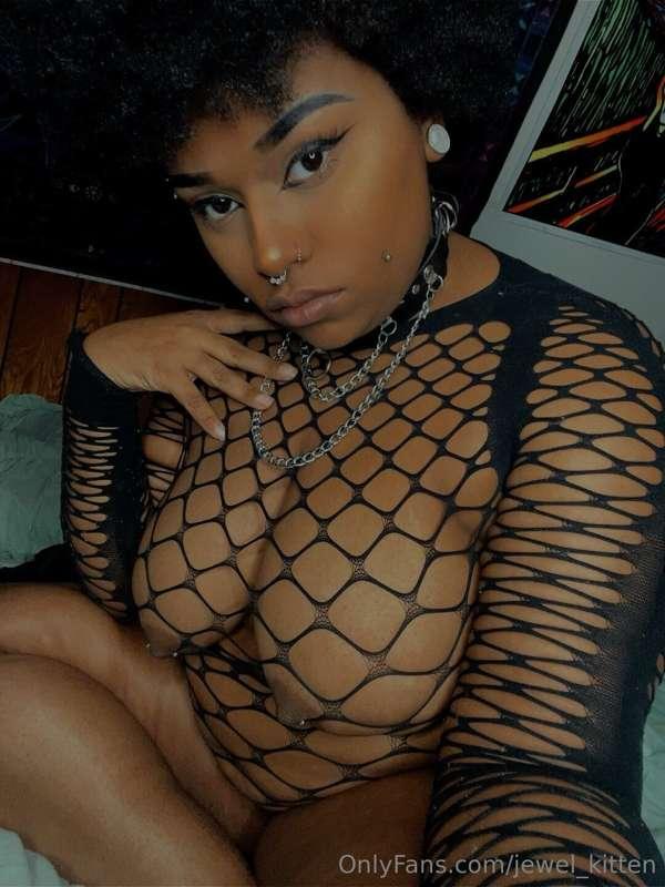 Good morning! 🥰
Gawd I love the way fishnets fit my body 🥴
B..