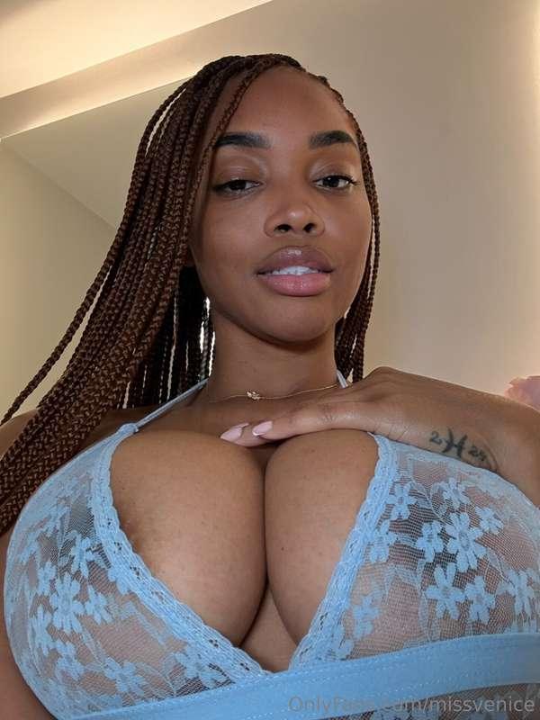 Lean in closer… I know you wanna touch 👀💙