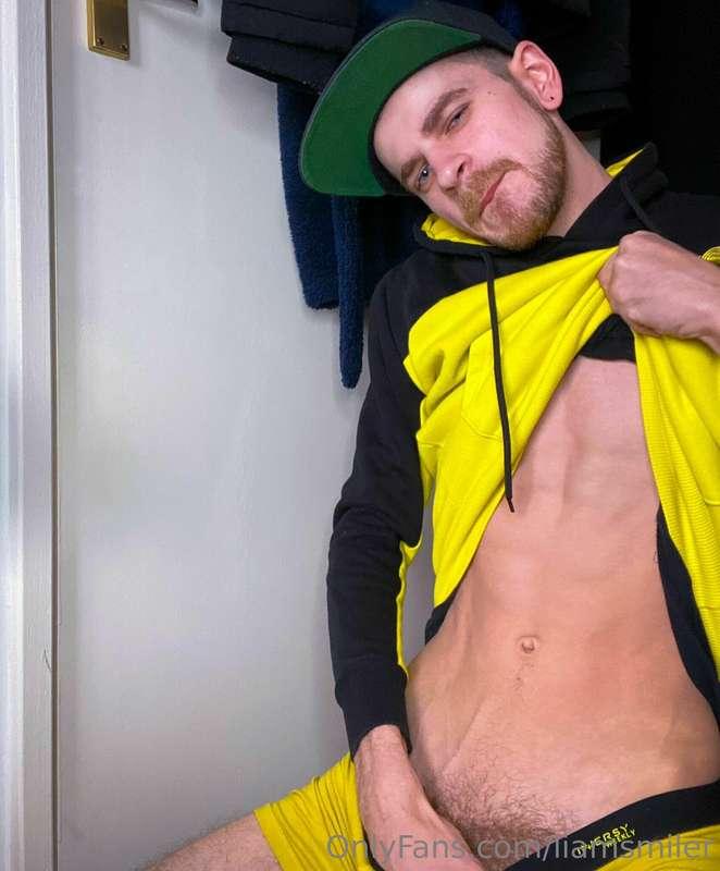 Yellow black bumblebee today 🤭 see the full view on my fully..