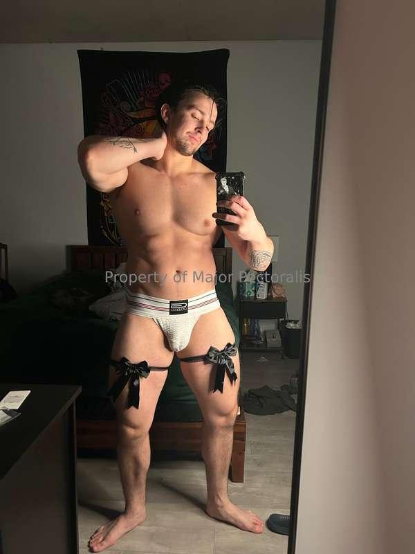 Suck my dick while I tell you you’re pretty 😌🫶 please 