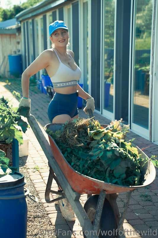 Everything’s so overgrown after a month 🌿 Time to get dirty ..
