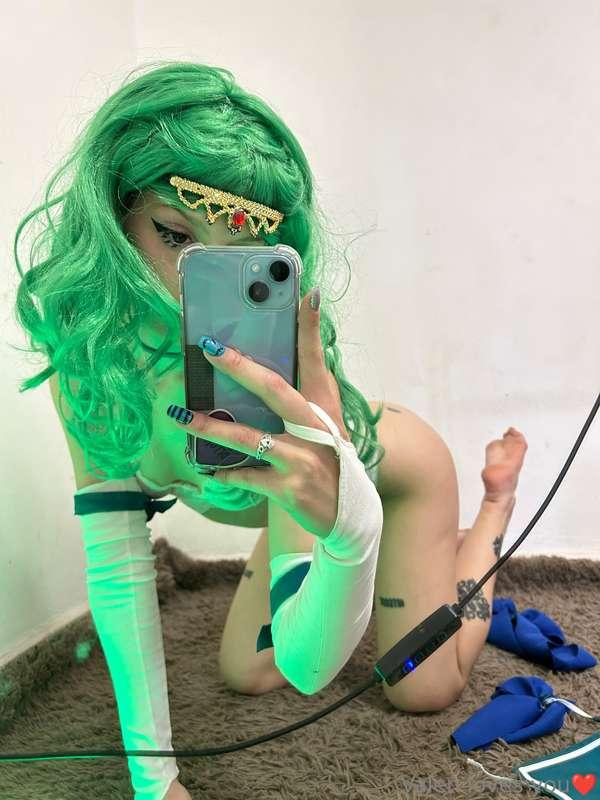 Sailor is working hard to give you content 💚🍀