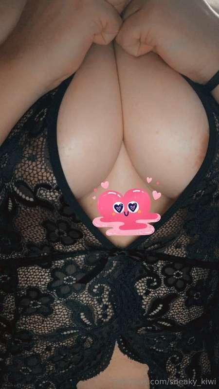 I’m in need of some strong hands to play with me 😘