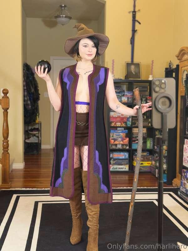 All wizards need slutty fishnets 