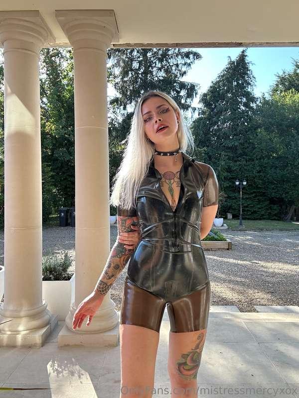 Isn’t this such a cute outfit? I’ll ruin you in it