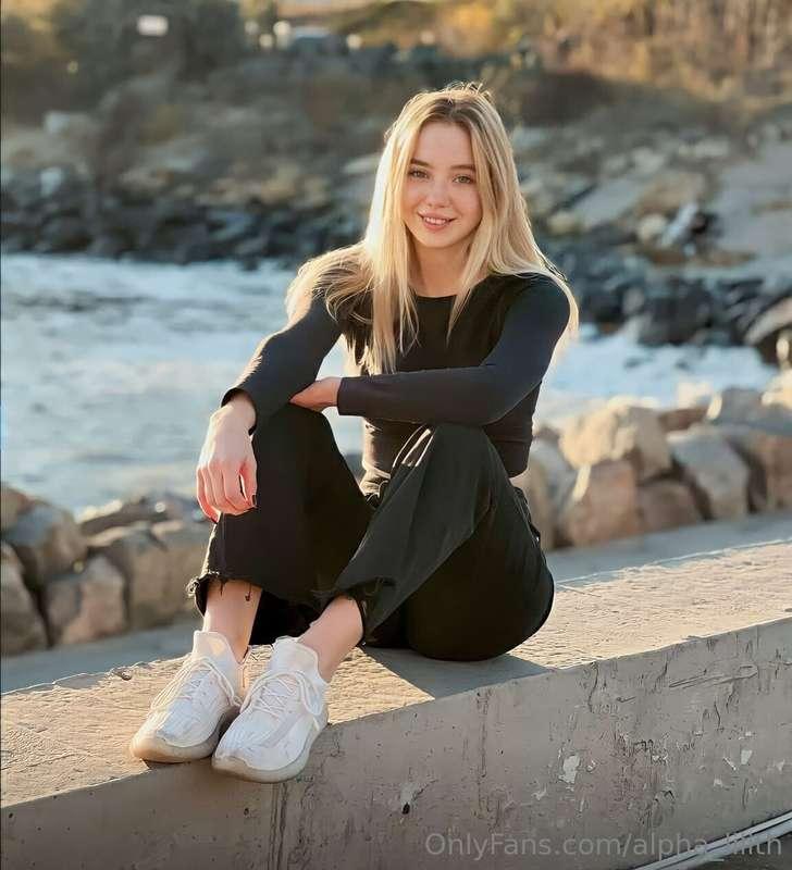 𝗙𝗥𝗘𝗘 𝗢𝗡𝗟𝗬 𝗡𝗢𝗪🤗@sasha_stones 🤗 Do you think she's not wearing..