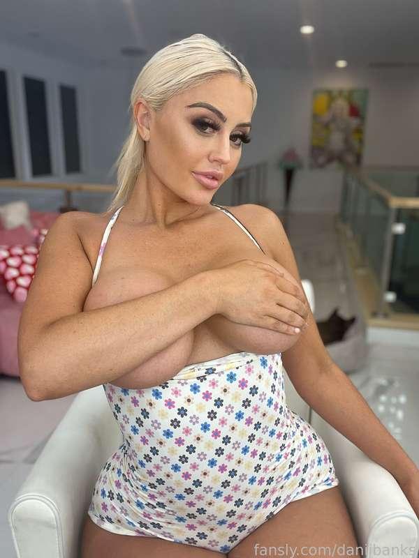 Now imagine these bouncing up and down right in front of you… Subscribers get a better visual 😜 unlock for more goodies 🤫 

#daniibanks #fyp #blonde #bigtits #tits #titties #nude #BG #GG #booty #ass #amouranth #redhead #egirl #boobs #anal #pee #feet #foot #heels #stockings #lingerie #booty #lips #biglips #blowjob 