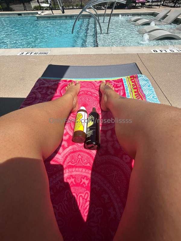 feet lovers, do you like bare toes? 👀