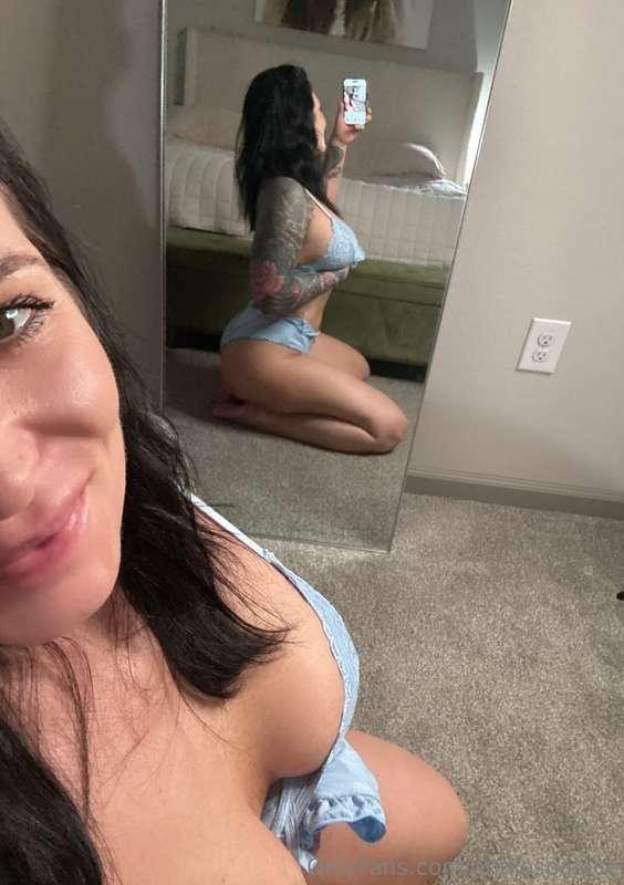 Morning 🥰🥰🥰 need me to sit on something this morning ???
