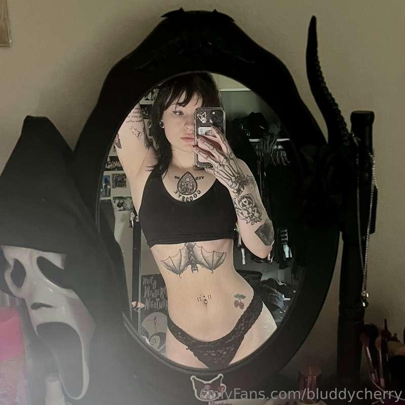 let’s hear it for this slutty lil waist ❤️‍🔥