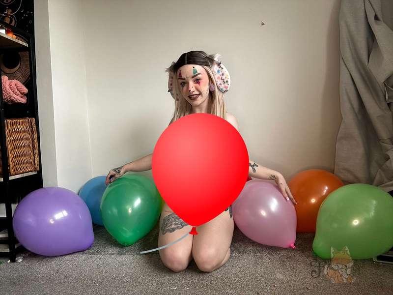 Balloons aren't the only thing that go pop around here.. if ya know what we mean.. 🎈😏

Wanna see Foxx ride these balloons until they pop? Leave a balloon emoji in the comments for a surprise in your DMs..🎈

#clown #clowngirl #clownmakeup #blonde #bunny #looner #petite #nude #tongue #cute #fyp #balloons @smoll_foxx
