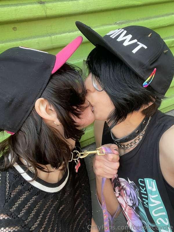 emo boys KISSING!!!!!!!!!!!   (w/ @dumdogy at Dore Alley 202..