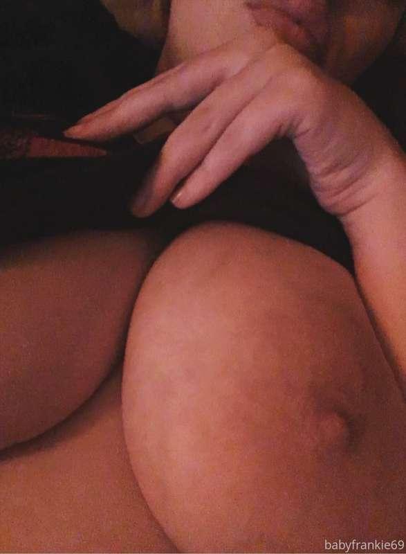 play w my nipples please! :)